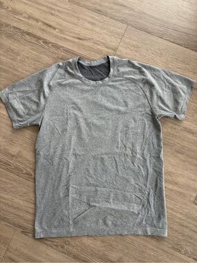 lululemon athletica Men's Heather Gray Short Sleeve Crew